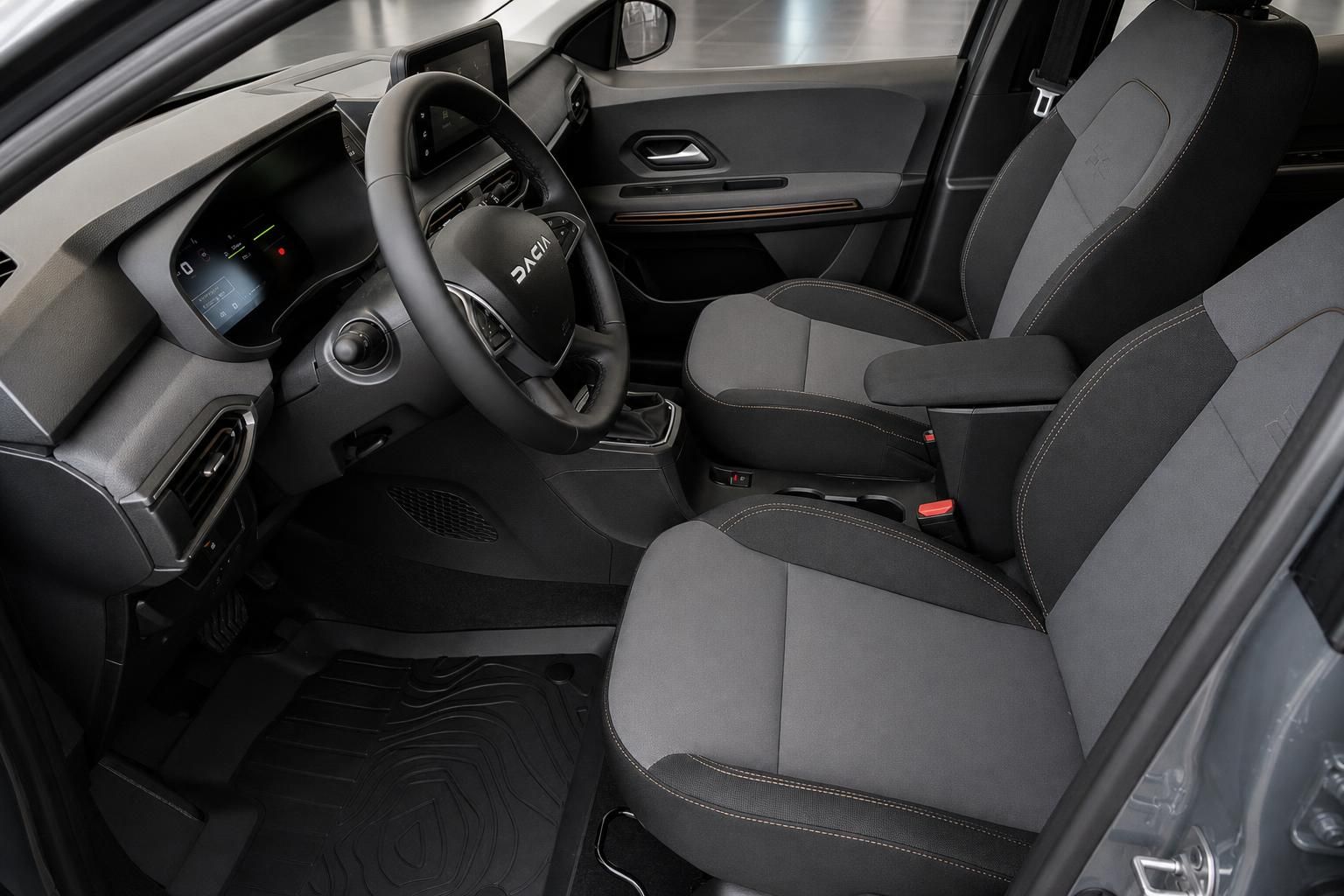 Dacia Jogger Innenraum mit Vordersitzen und Cockpit im Detail