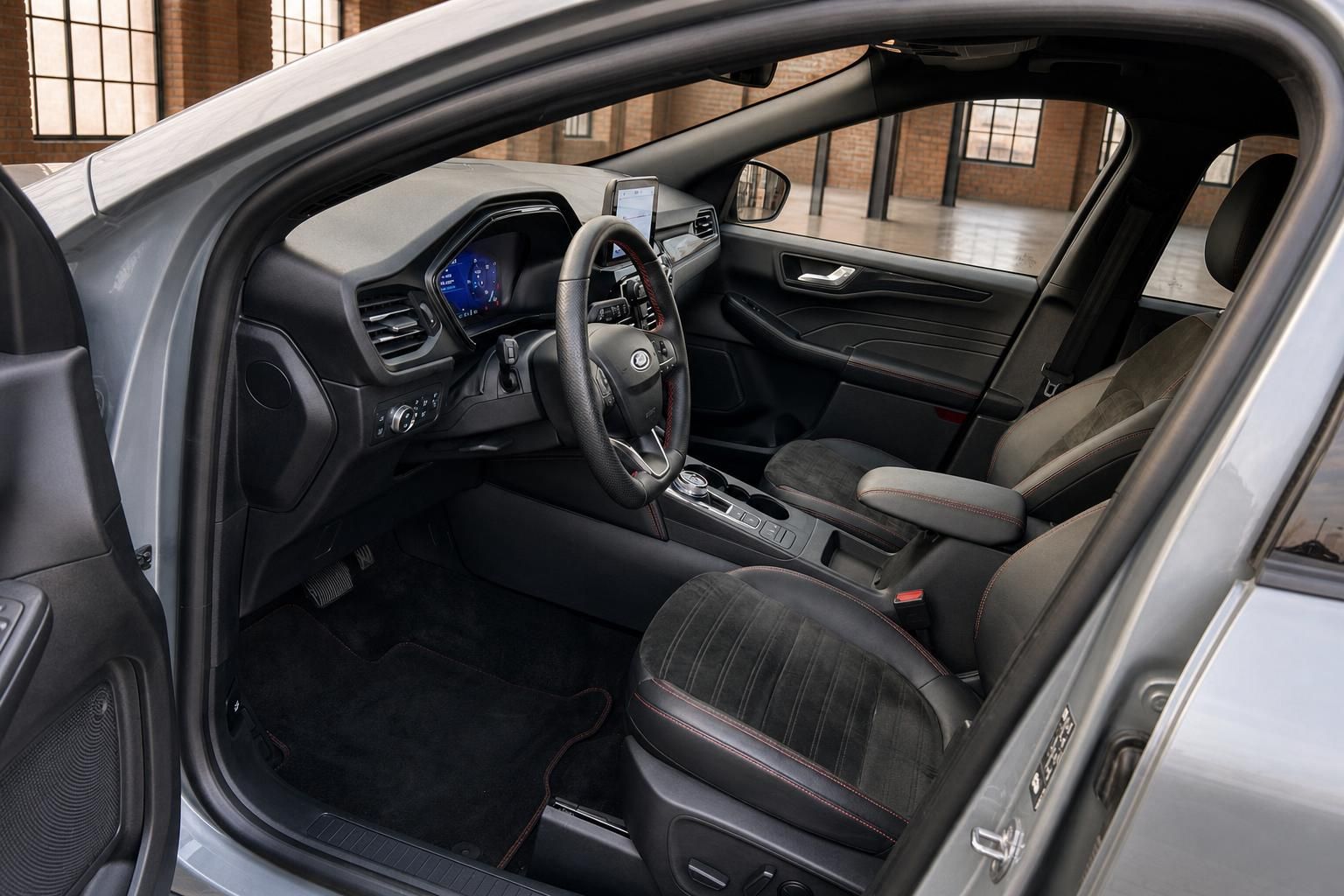 Ford Kuga Innenraum Cockpit und Sportsitze durch geöffnete Tür