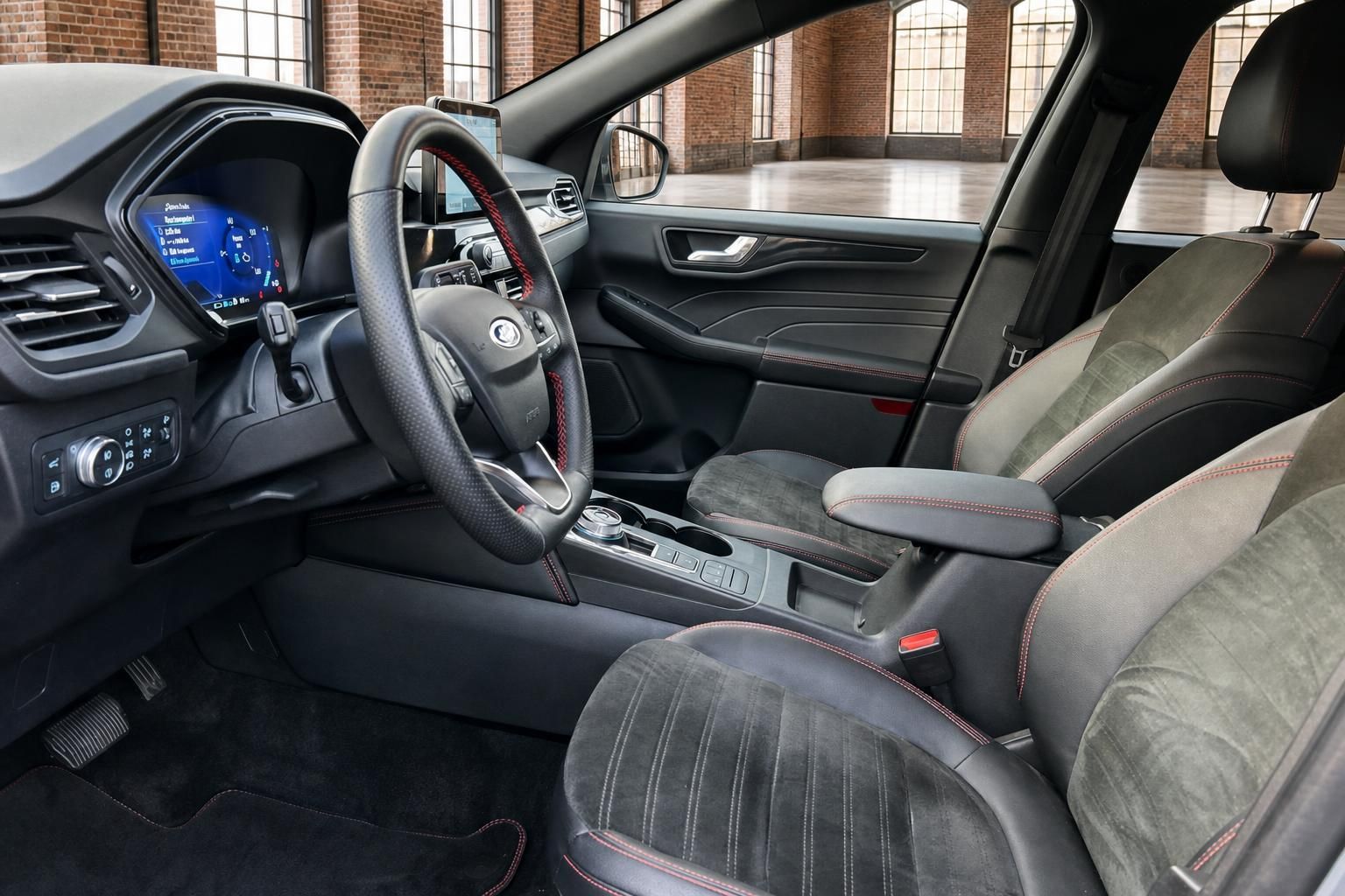 Ford Fahrersitz und Cockpit mit Lenkrad im Detail