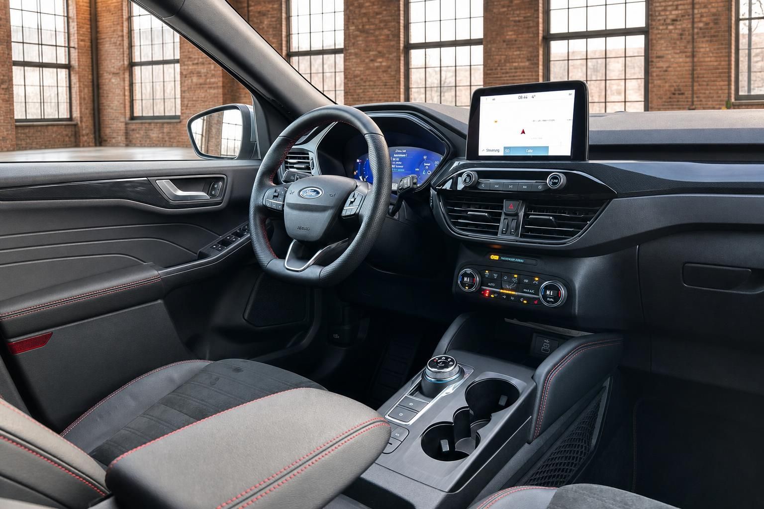 Ford Cockpit mit Lenkrad, Display und Mittelkonsole im Detail