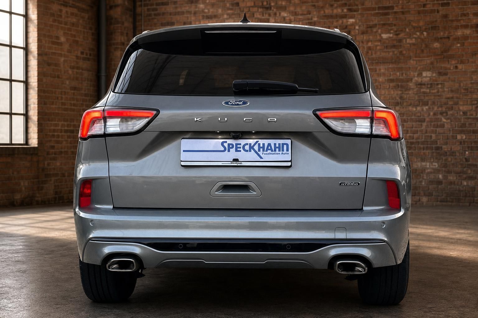 Ford Kuga Hybrid grau direkte Heckansicht mit Rückleuchten