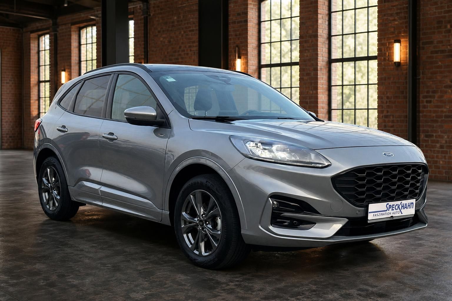 Ford Kuga grau Frontansicht schräg in moderner Industriehalle