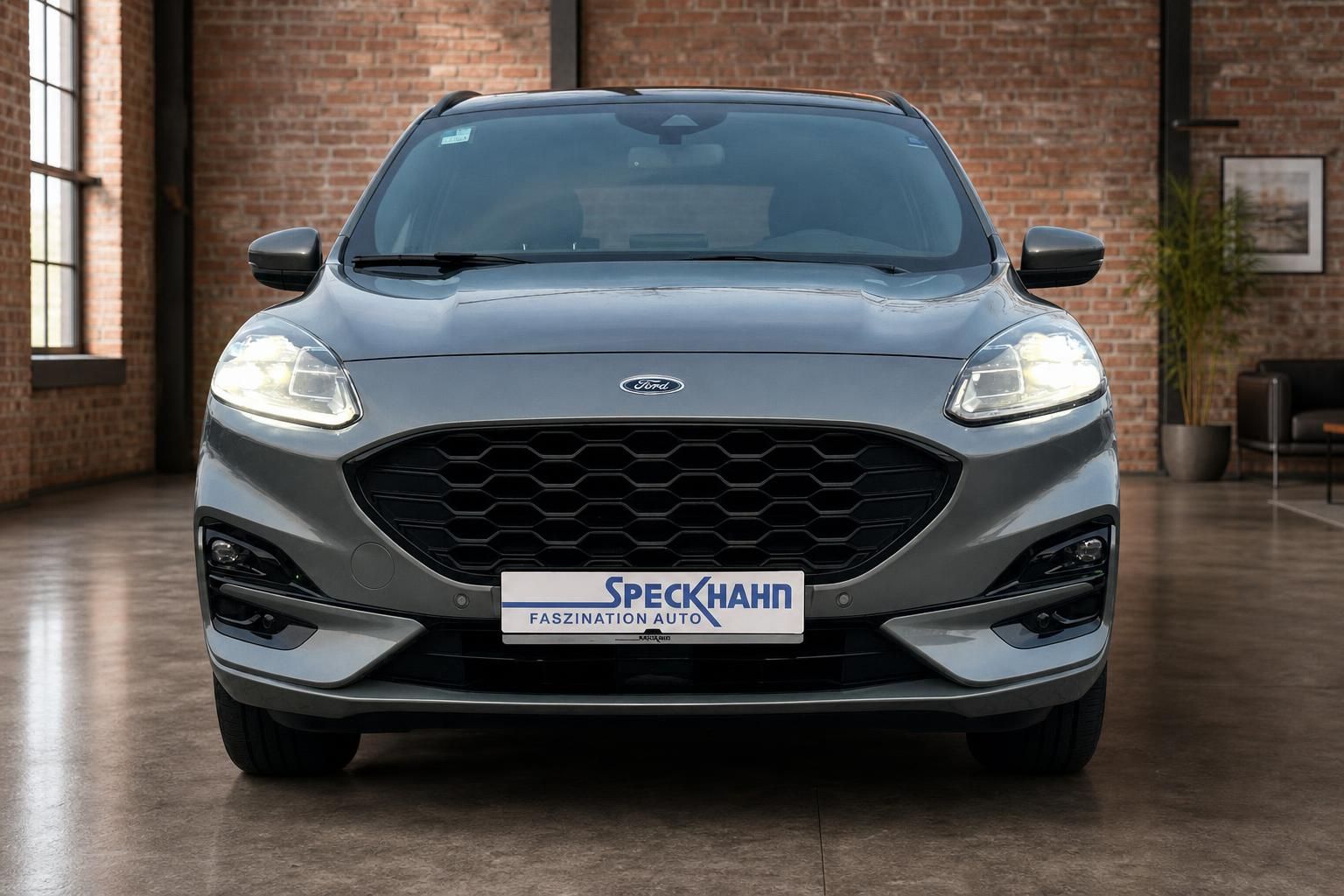 Ford Kuga Frontansicht grau mit Kennzeichenhalter Speckhahn