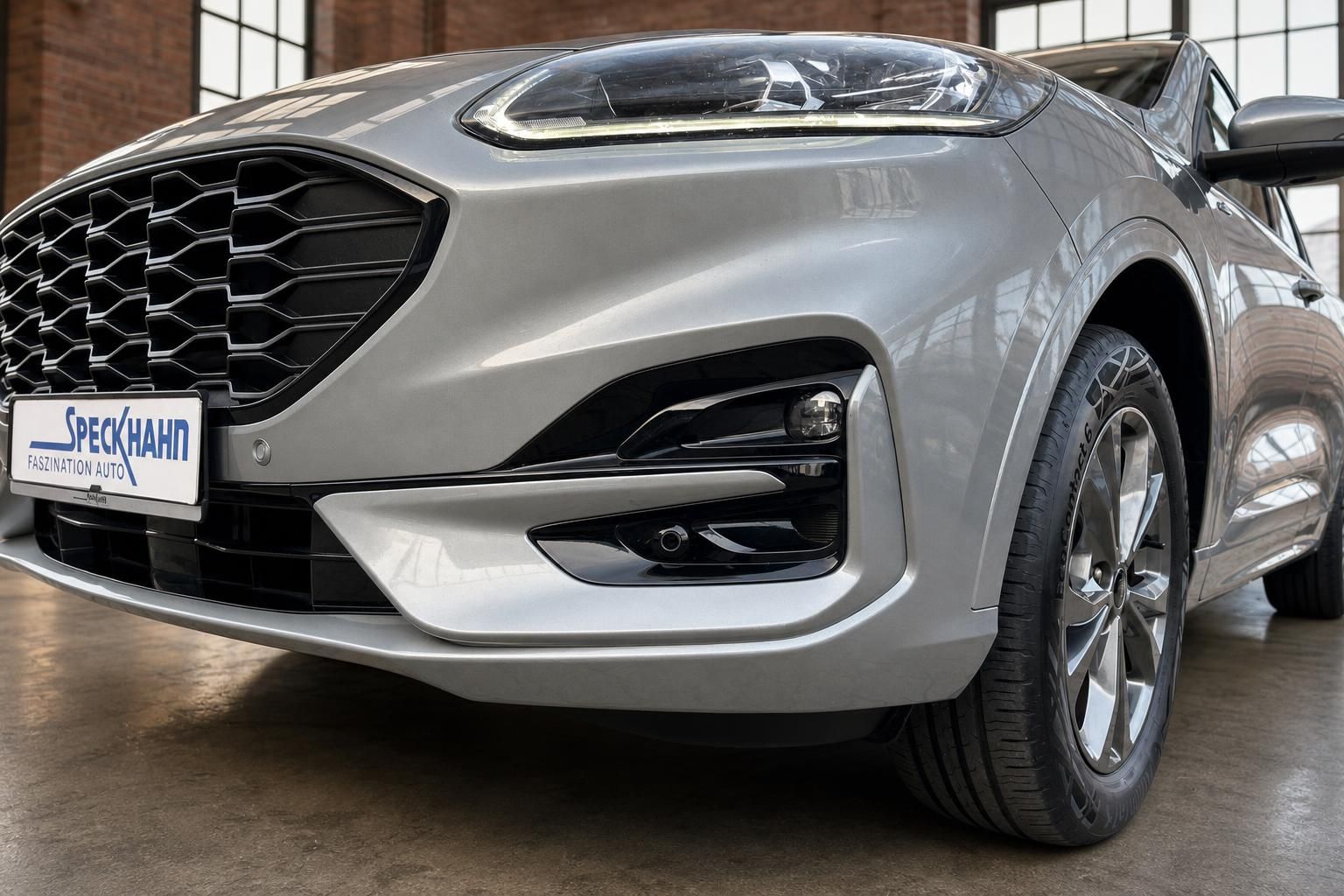 Ford Kuga Detailansicht Frontstoßstange und Felge in Silber