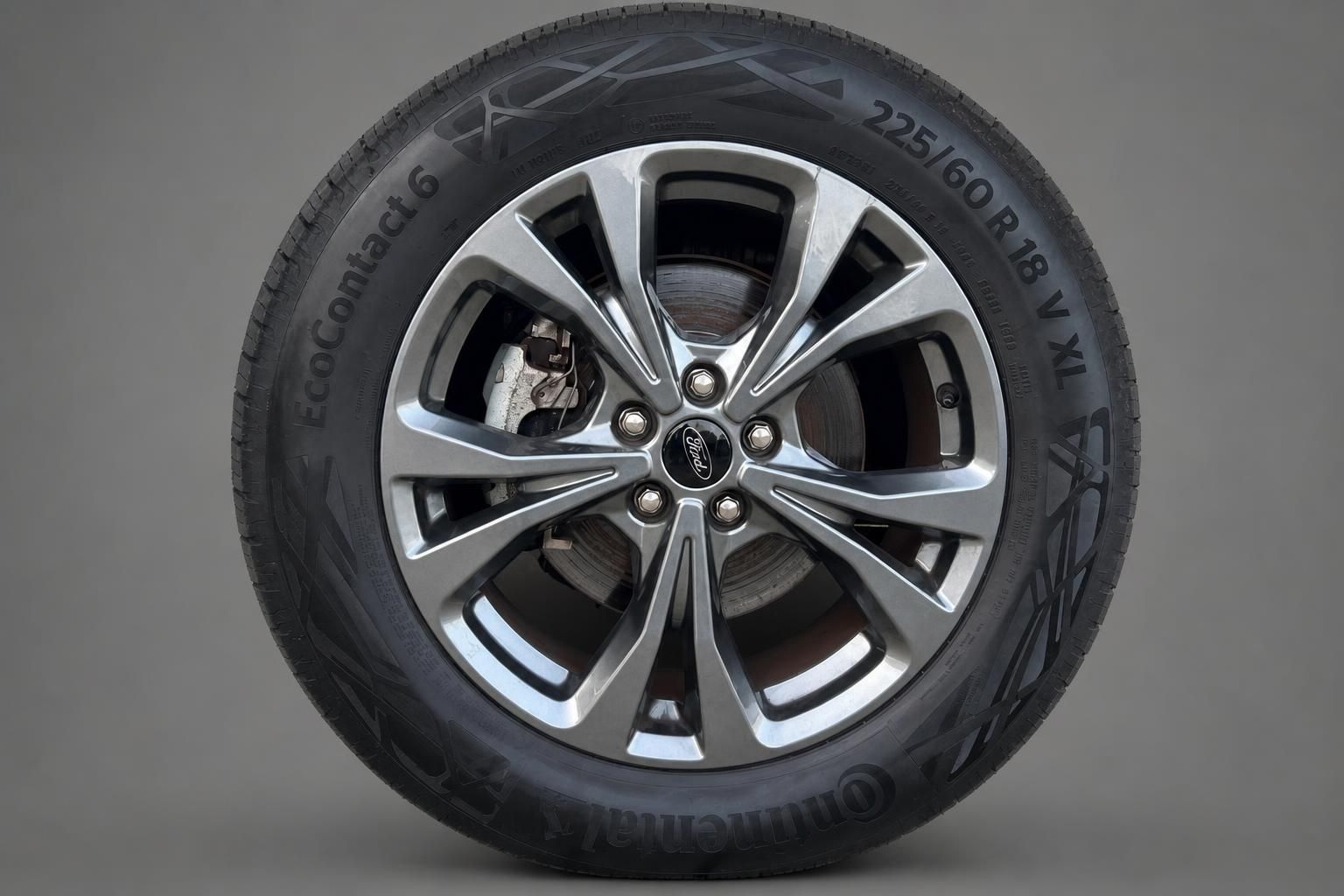 Ford Leichtmetallfelge mit Continental Reifen 225/60 R18 Nahaufnahme