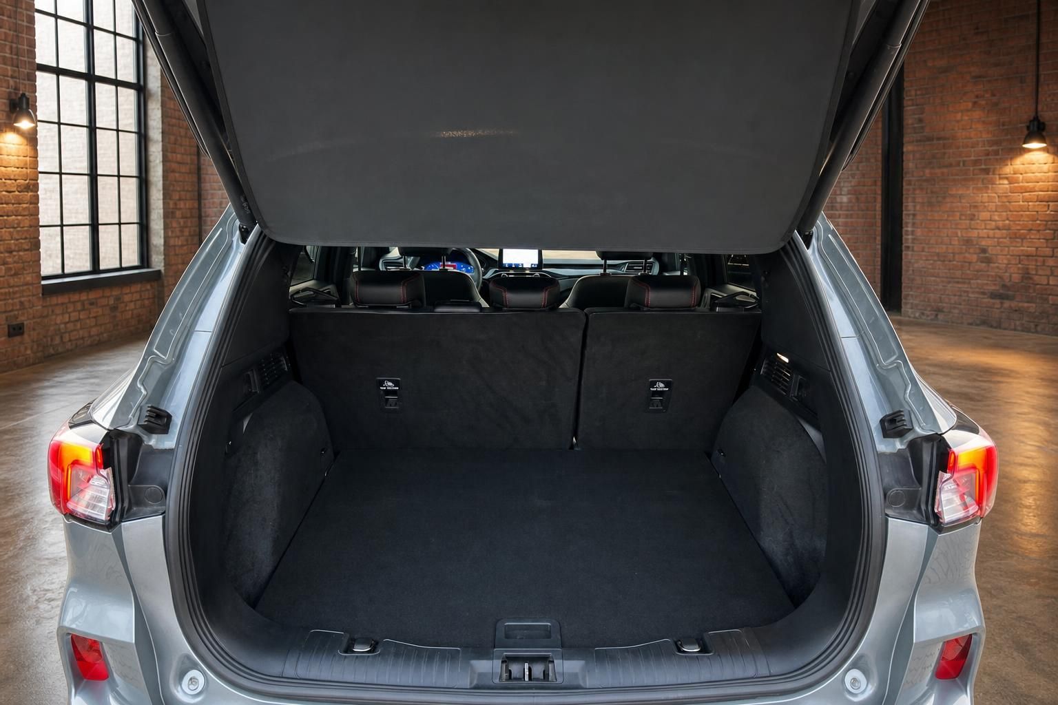 Ford Kuga Kofferraum geöffnet mit viel Stauraum von hinten