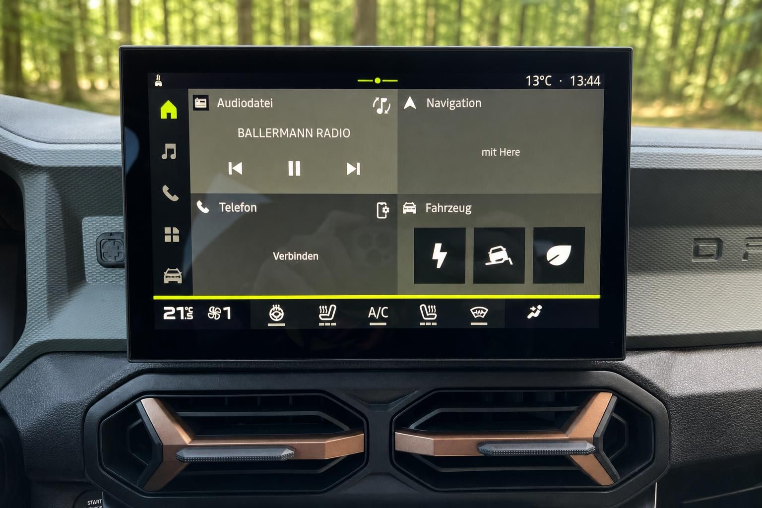 Infotainment-Touchscreen mit Navigationssystem und Klimasteuerung