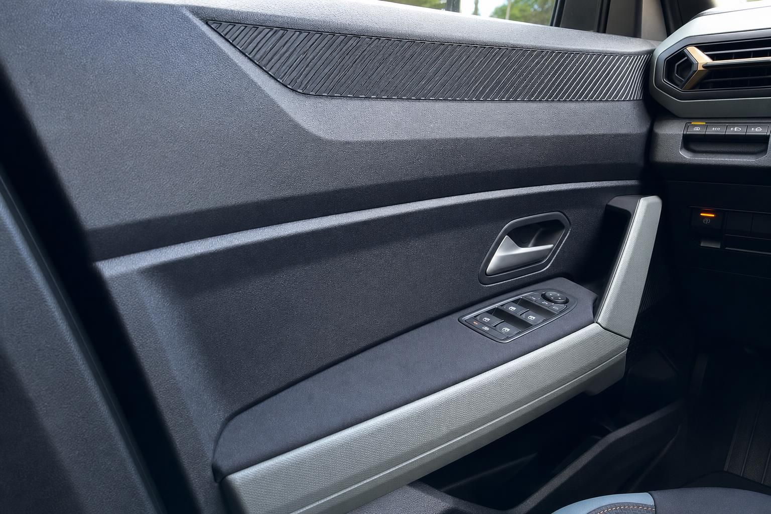 Fahrzeug Innenraum Türverkleidung mit Fensterheberschaltern und Türgriff in grauem Design