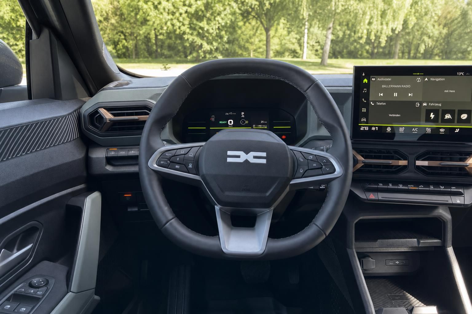 Dacia Lenkrad und Armaturenbrett mit Touchscreen Display