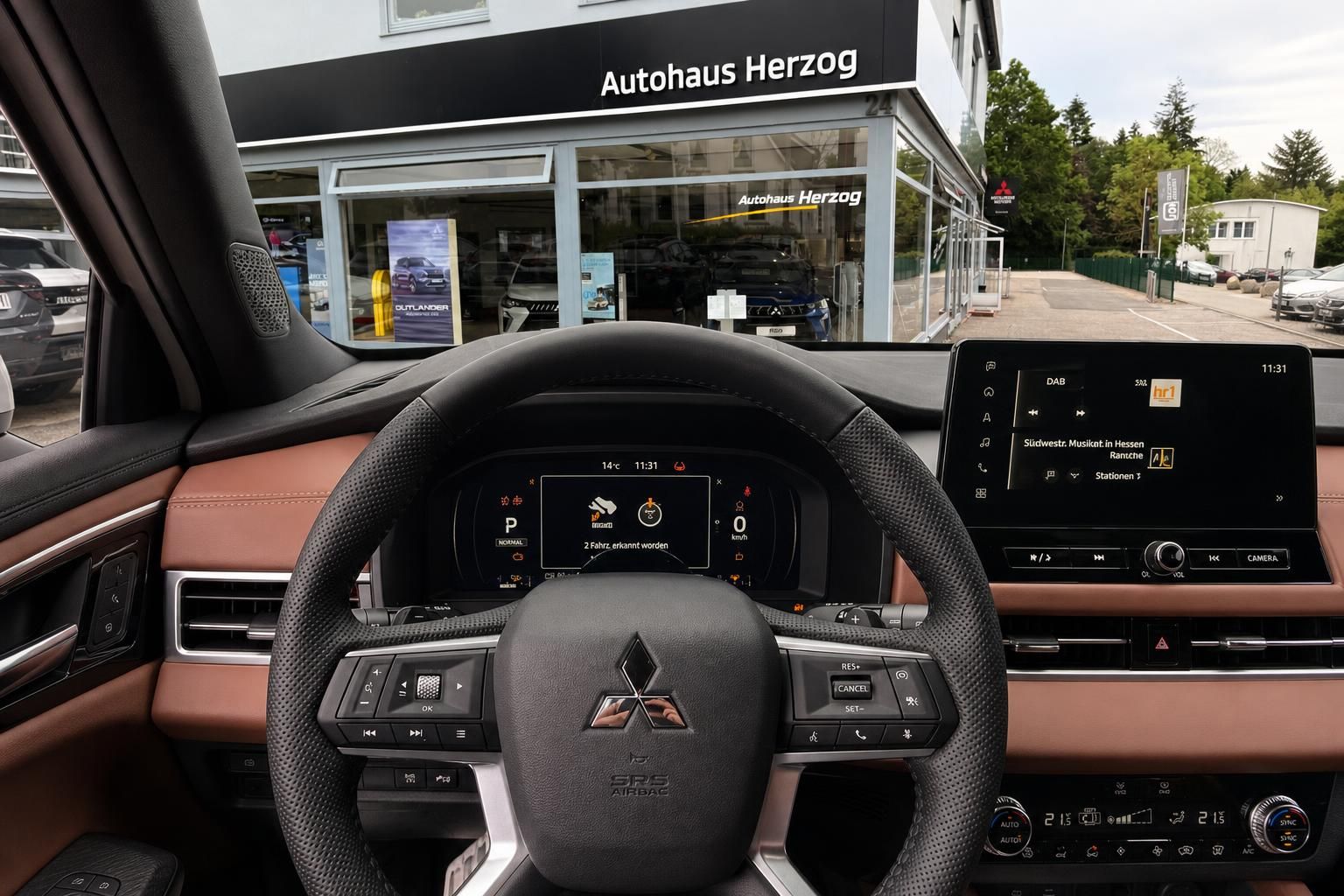 Mitsubishi Outlander Innenraum mit Lenkrad, Armaturenbrett und Infotainment-System in braun-schwarz