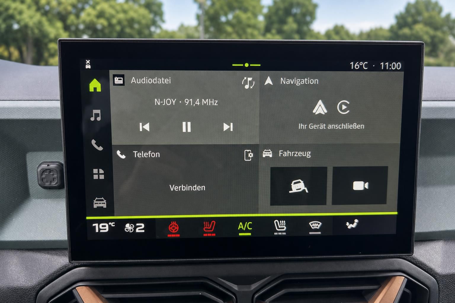 Infotainment-System mit Touchscreen, Navigation und Klimasteuerung im Fahrzeuginnenraum