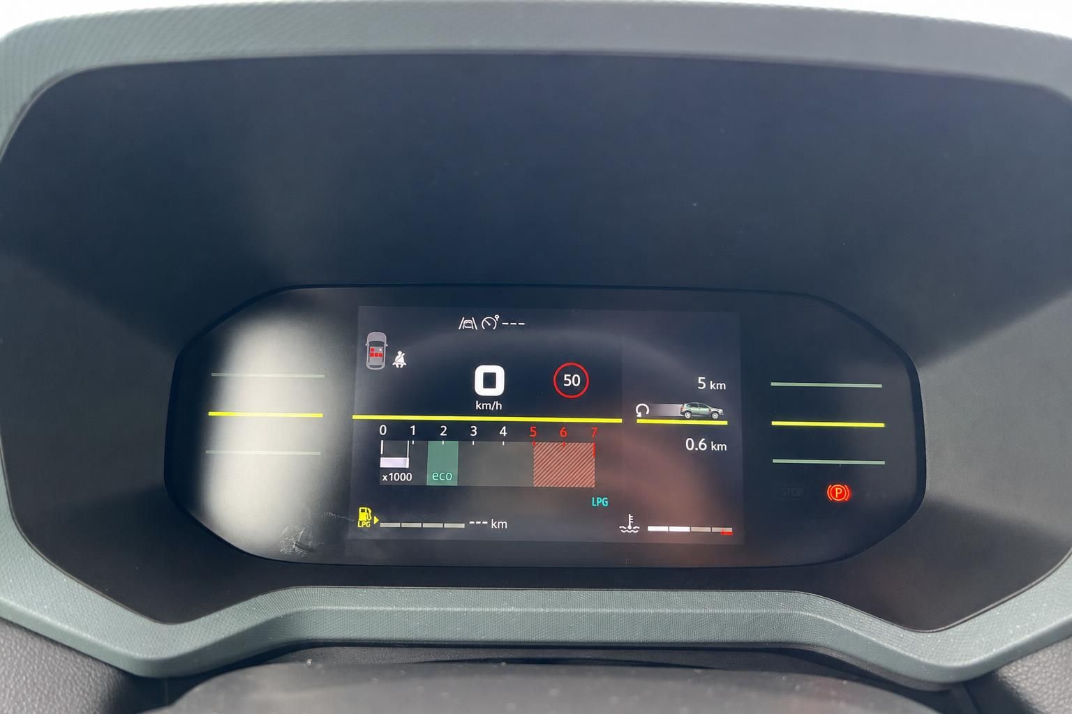 Digitales Kombiinstrument mit Tacho, Geschwindigkeitsanzeige und Fahrzeug-Infodisplay