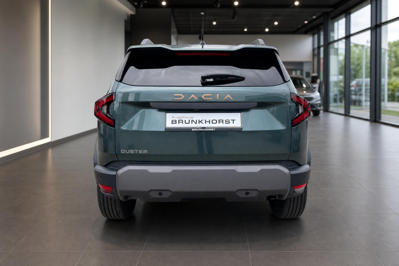 Dacia Duster Heckansicht in graugrün im Autohaus Brunkhorst Showroom