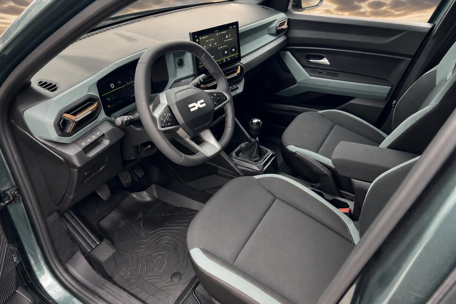 Dacia Duster Innenraum Fahrersitz mit Armaturenbrett und Mittelkonsole in grau
