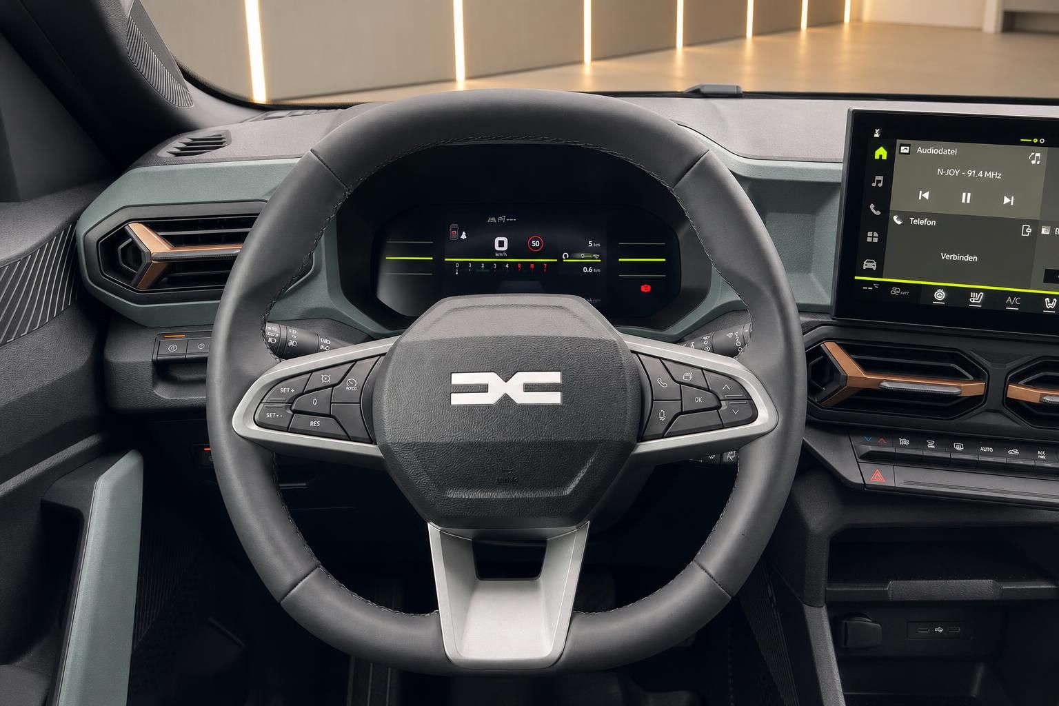 Dacia Duster Innenraum Cockpit mit Lenkrad, Digitalanzeige und Infotainmentsystem