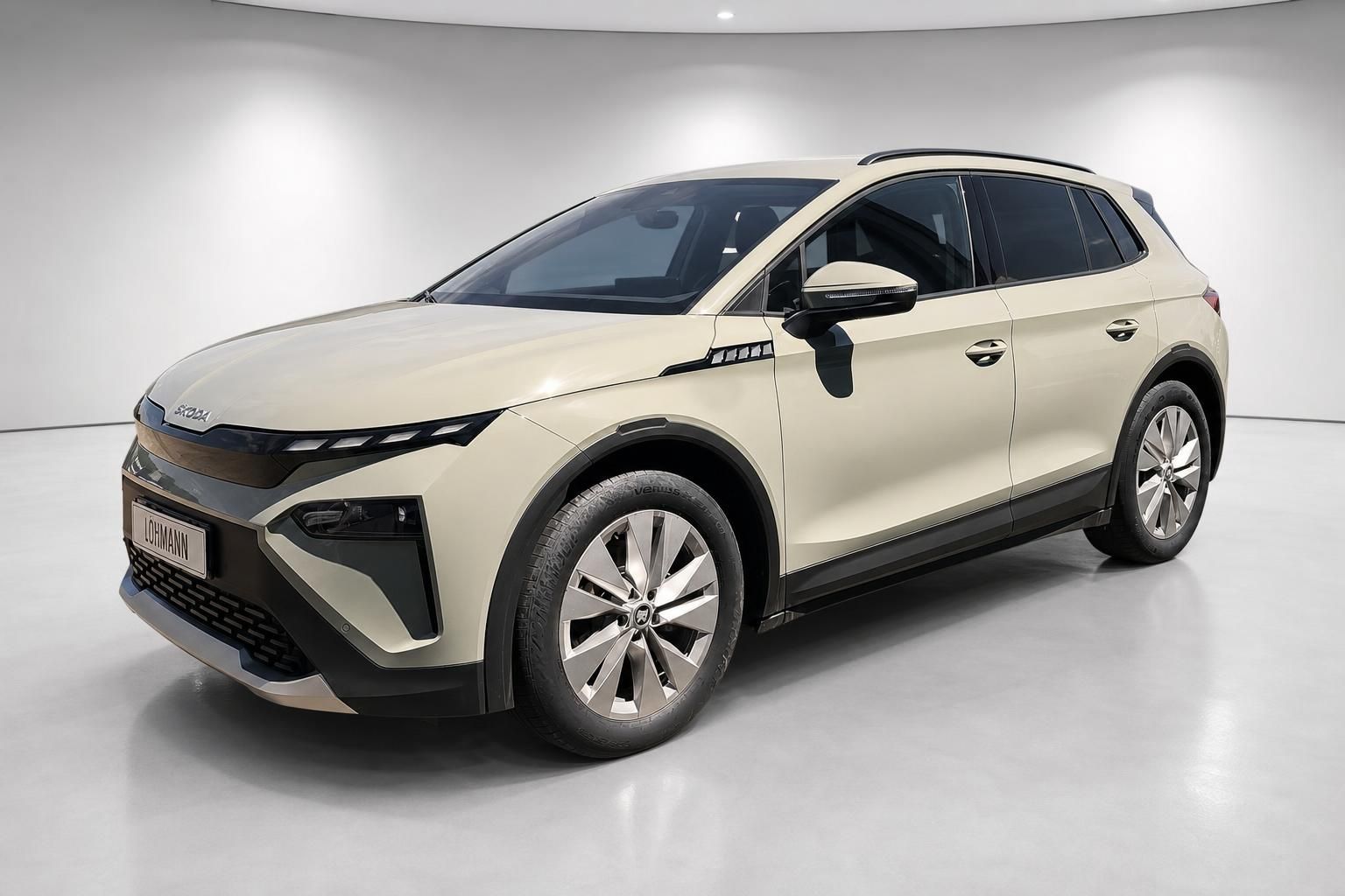 Skoda SUV in Beige Frontansicht seitlich im Studio