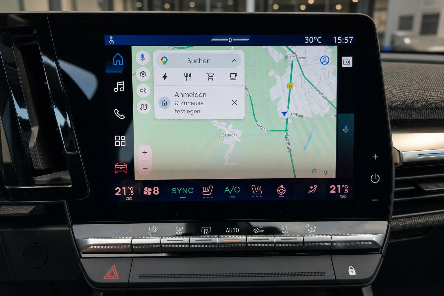 Infotainment-Bildschirm mit Navigation und Klimasteuerung im Renault