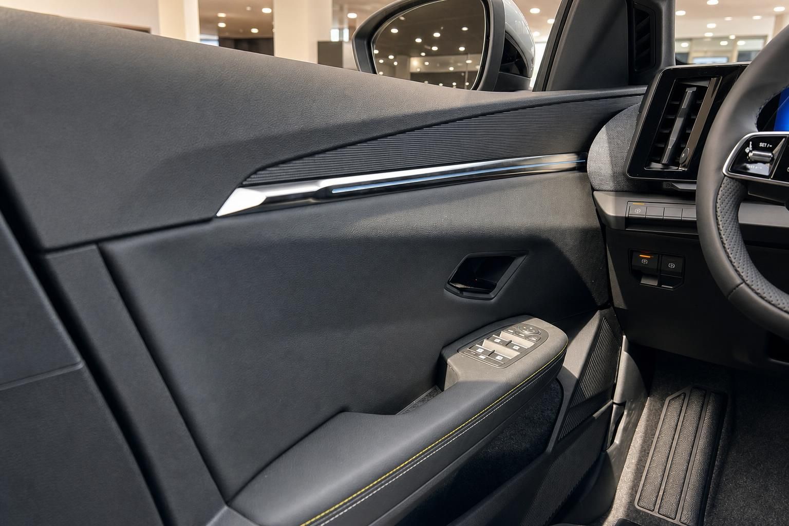 Türverkleidung und Bedienelemente im Fahrerbereich des Renault Innenraums