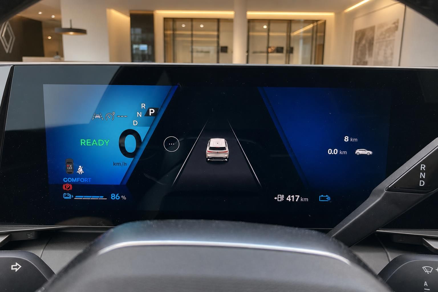 Digitales Cockpit-Display eines Elektrofahrzeugs mit Ladestand und Reichweite