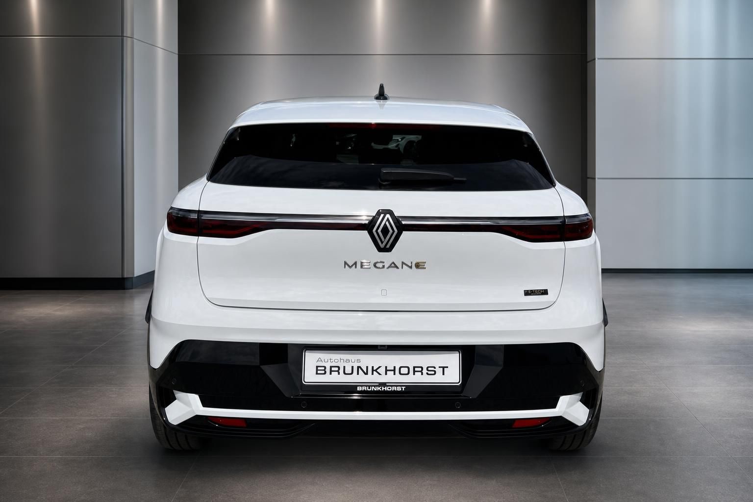 Renault Megane E-Tech Heckansicht mit LED-Rückleuchten in Weiß