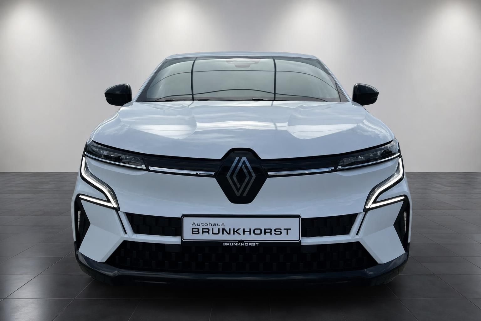Renault Megane E-Tech Frontansicht in Weiß mit LED-Scheinwerfern