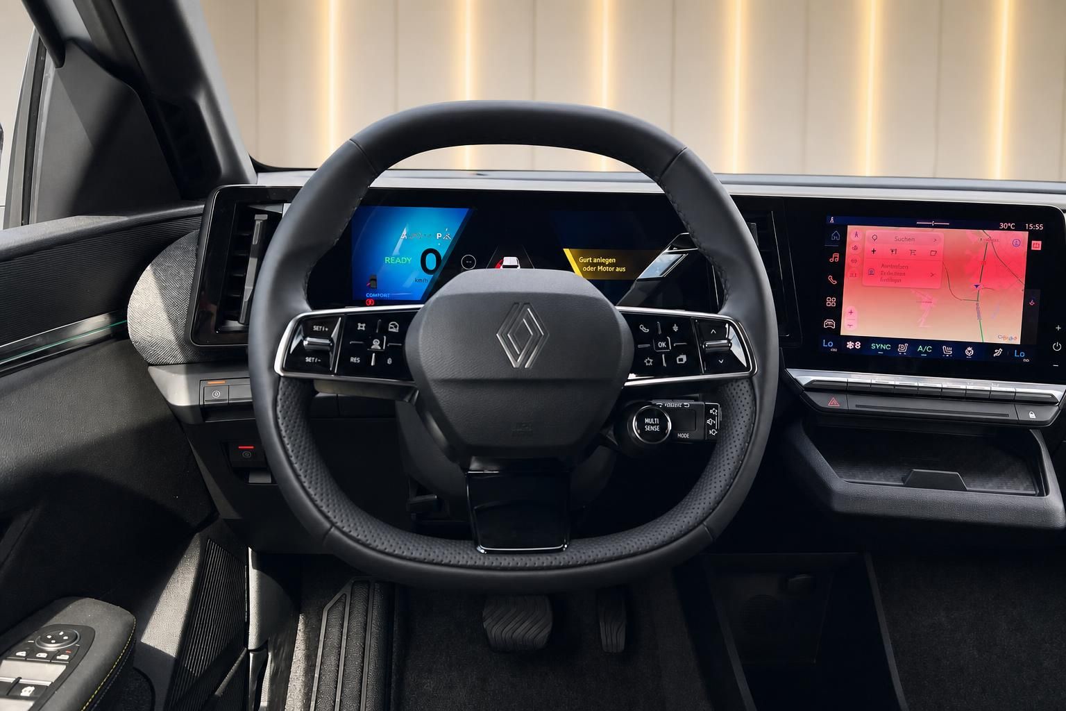 Cockpit und Lenkrad mit Digitaldisplay im Renault Elektrofahrzeug