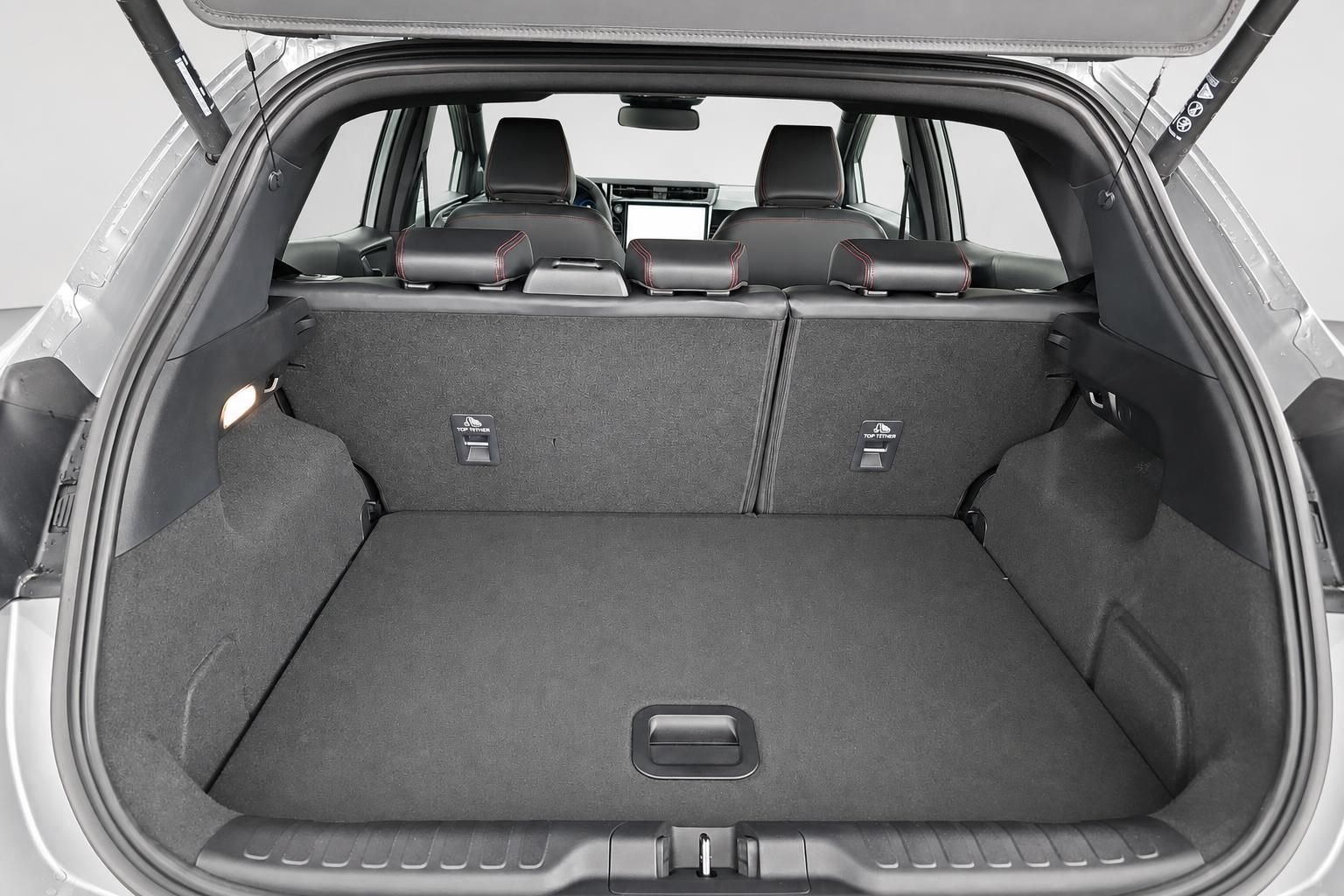 Kofferraum eines silbernen SUV mit umgeklappten Rücksitzen und viel Ladevolumen