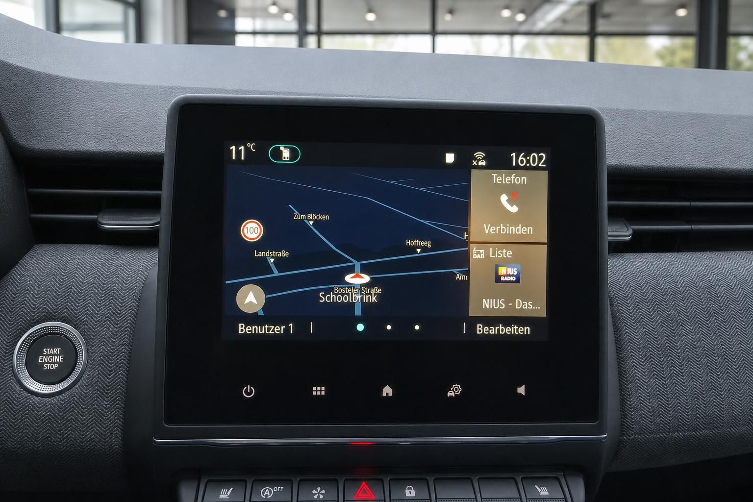 Fahrzeug Navigationssystem mit Karte und Telefonfunktion auf dem Touchscreen Display