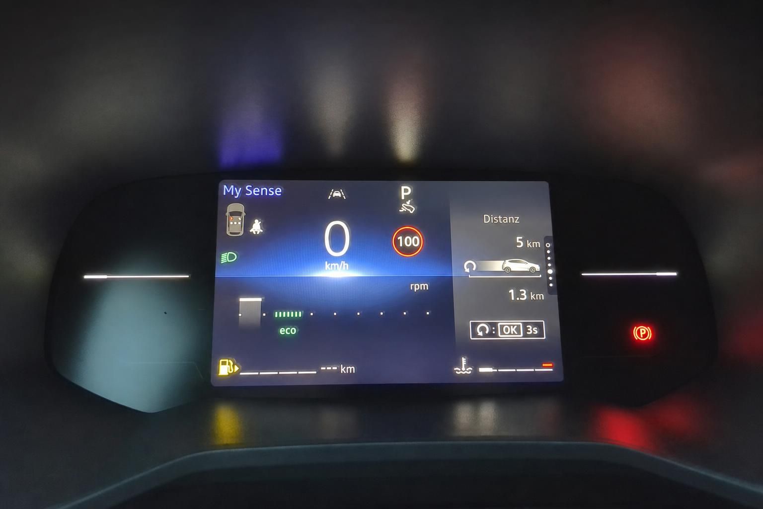 Digitales Kombiinstrument mit My Sense Display, Geschwindigkeitsanzeige und Fahrerassistenzsystemen