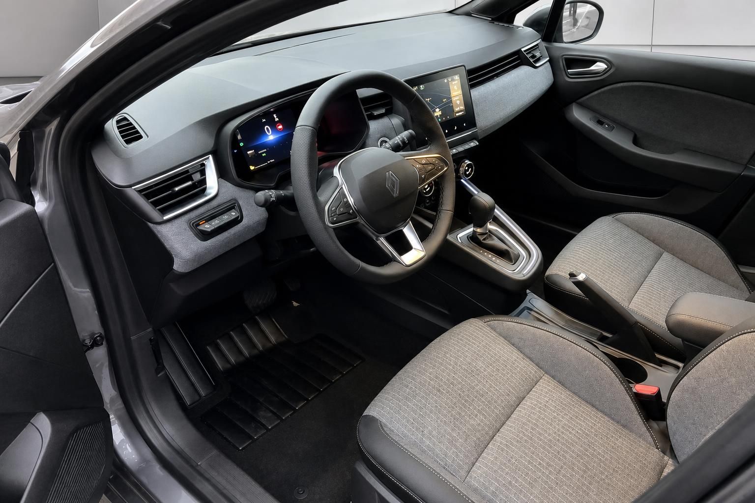 Renault Clio Innenraum schwarz-grau mit Lenkrad, Cockpit und Stoffsitzen Fahrersicht