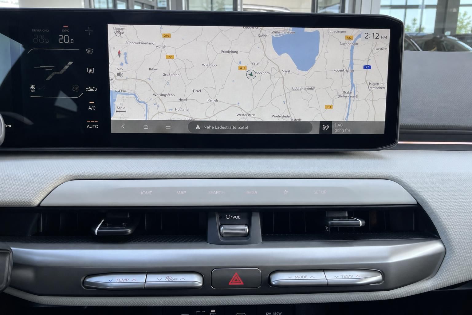 Kia Navigationssystem mit Kartenansicht und Klimabedienung im Detail