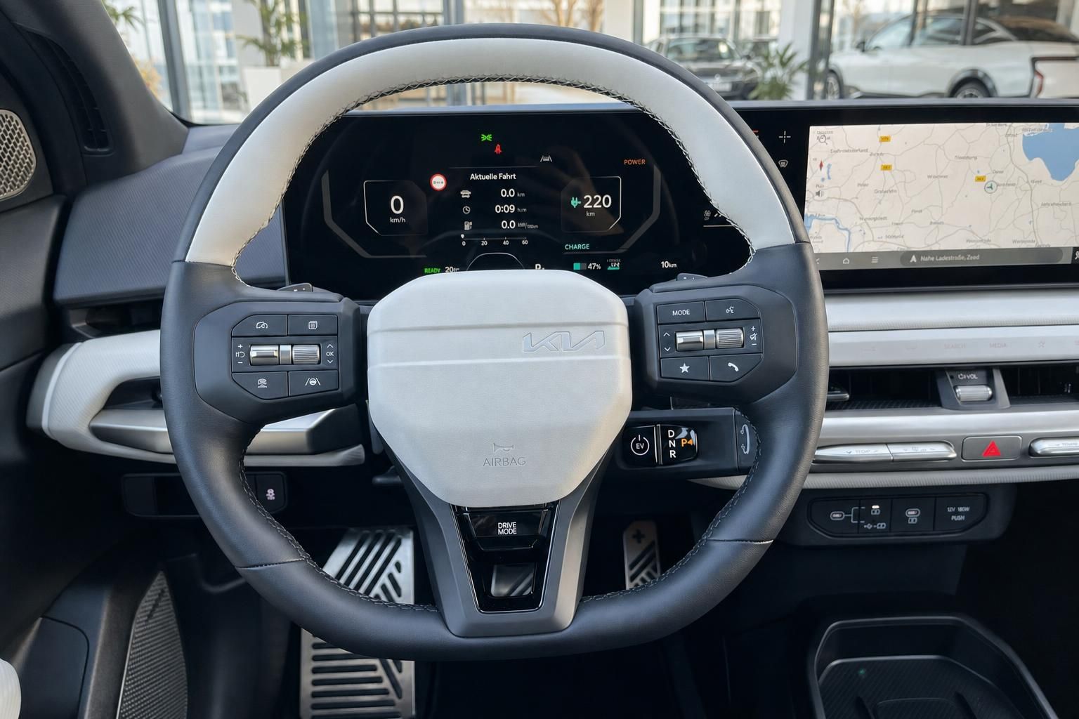 Lenkrad und Cockpit mit Navigationsdisplay eines Kia Elektroautos