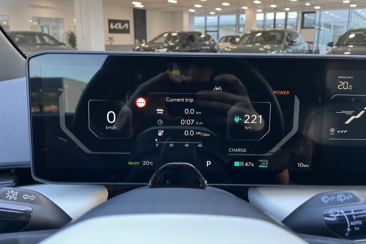 Digitales Kia-Kombiinstrument mit Reichweiten- und Batterieanzeige