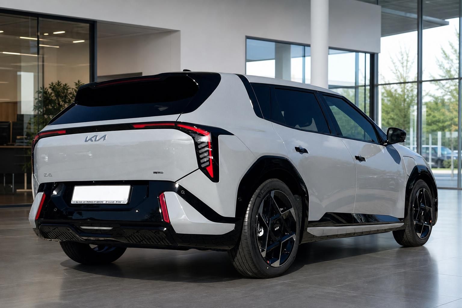 Kia EV4 in Weiß, Heck-Seitenansicht im Autohaus