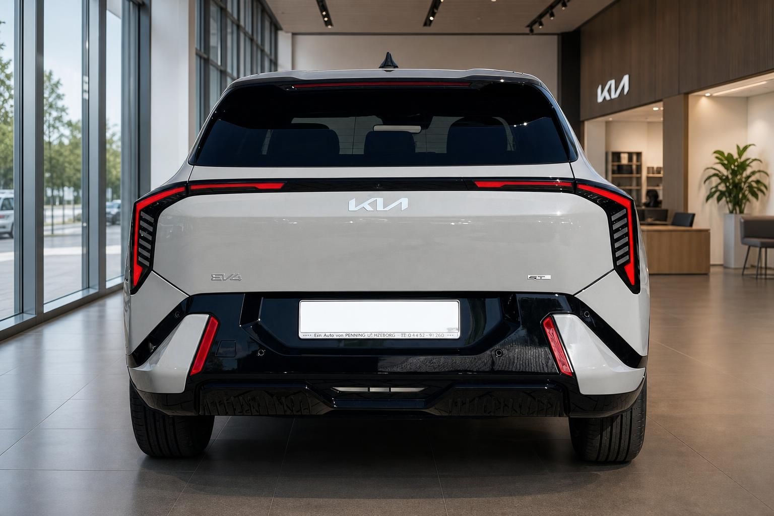 Kia EV4 GT-Line in Weiß, Heckansicht im Autohaus