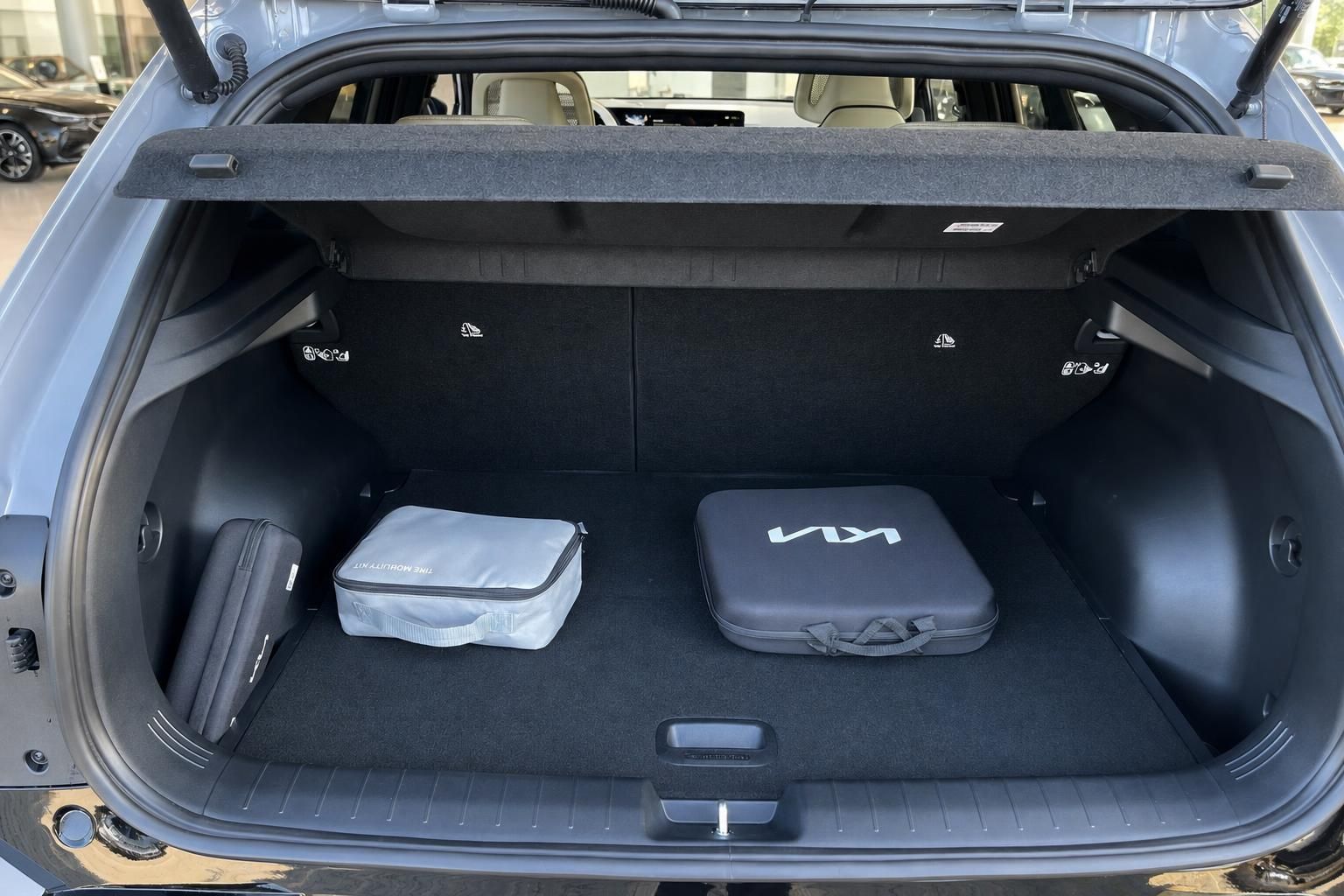 Kia Kofferraum mit Zubehör und Ladekabel im Detail
