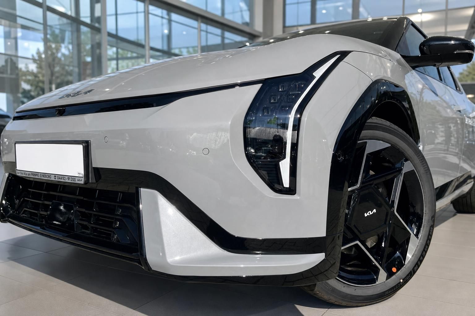 Kia SUV in Weiß: Frontansicht mit LED-Scheinwerfer und Felge im Detail