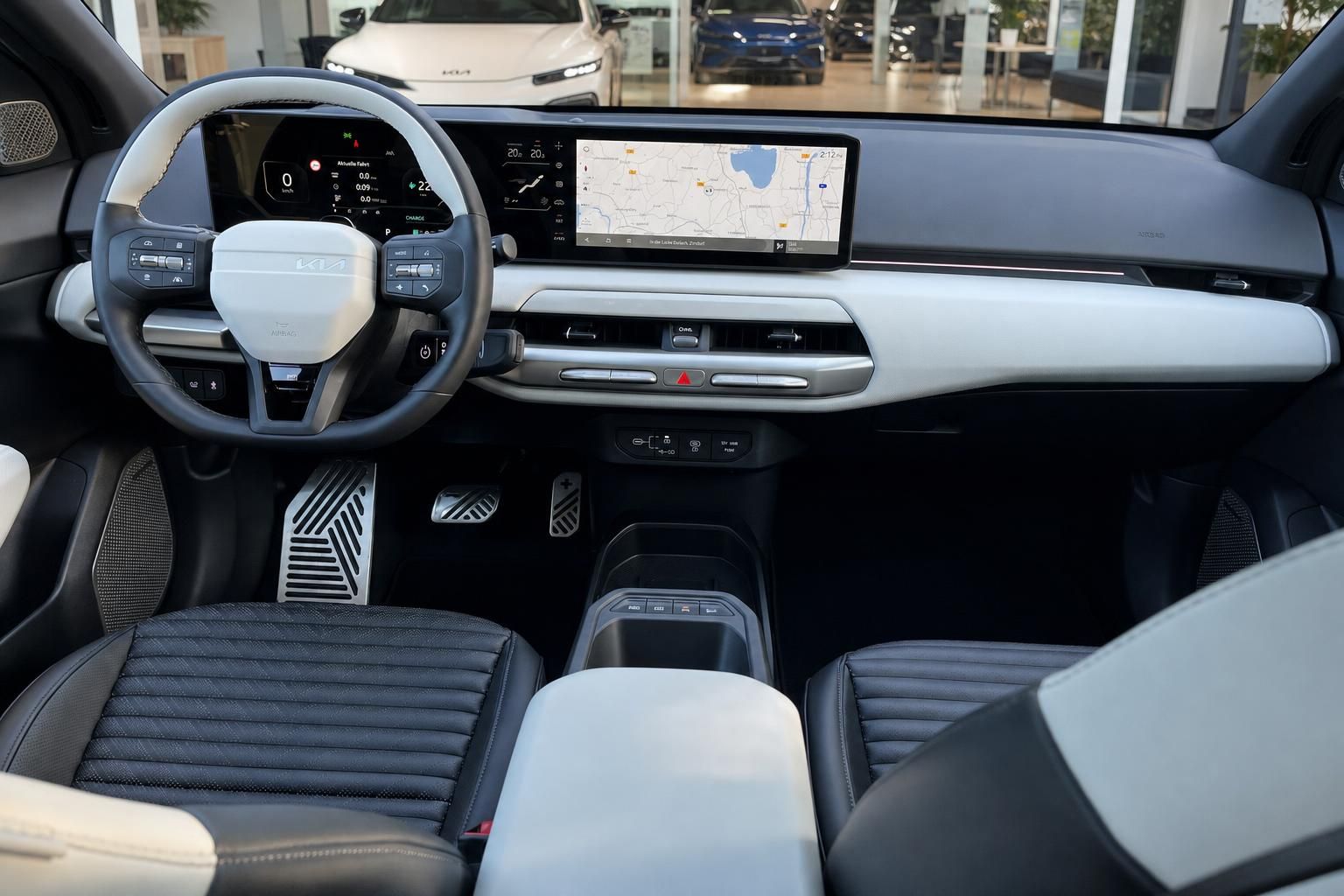 Kia Cockpit mit Lenkrad, Navigationsdisplay und modernem Armaturenbrett