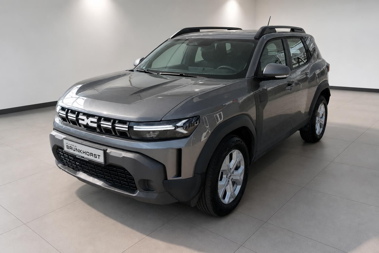 Dacia Duster grau Frontansicht schraeg in der Fahrzeugausstellung