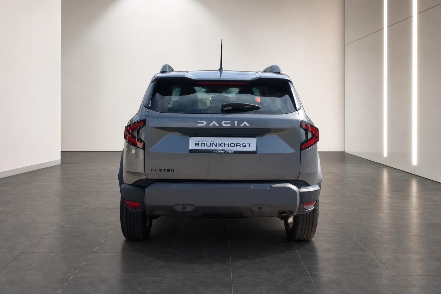 Dacia Duster grau Heckansicht in der Autohaus Brunkhorst Ausstellung