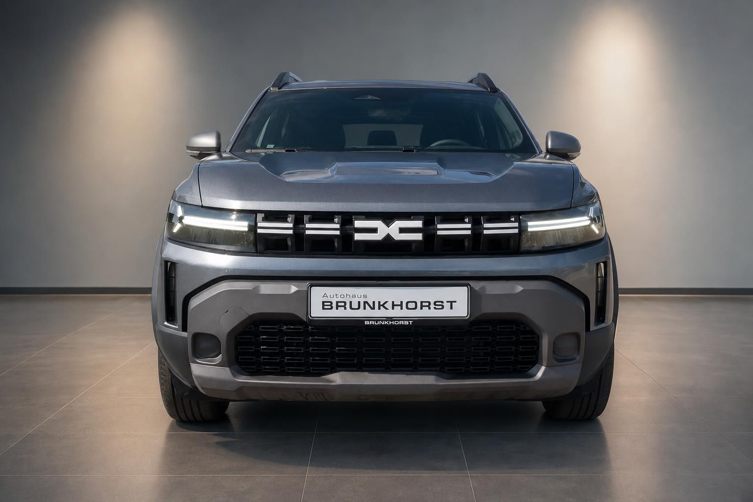 Dacia Duster grau Frontansicht mit LED-Scheinwerfern im Autohaus