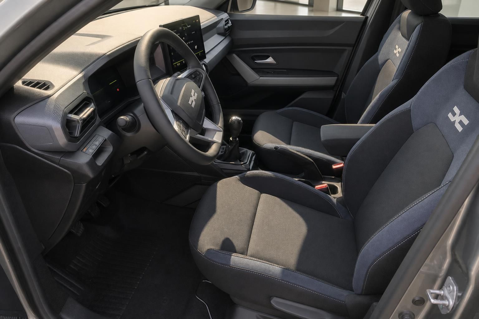 Dacia Duster Innenraum mit Vordersitzen und Cockpit im Detail