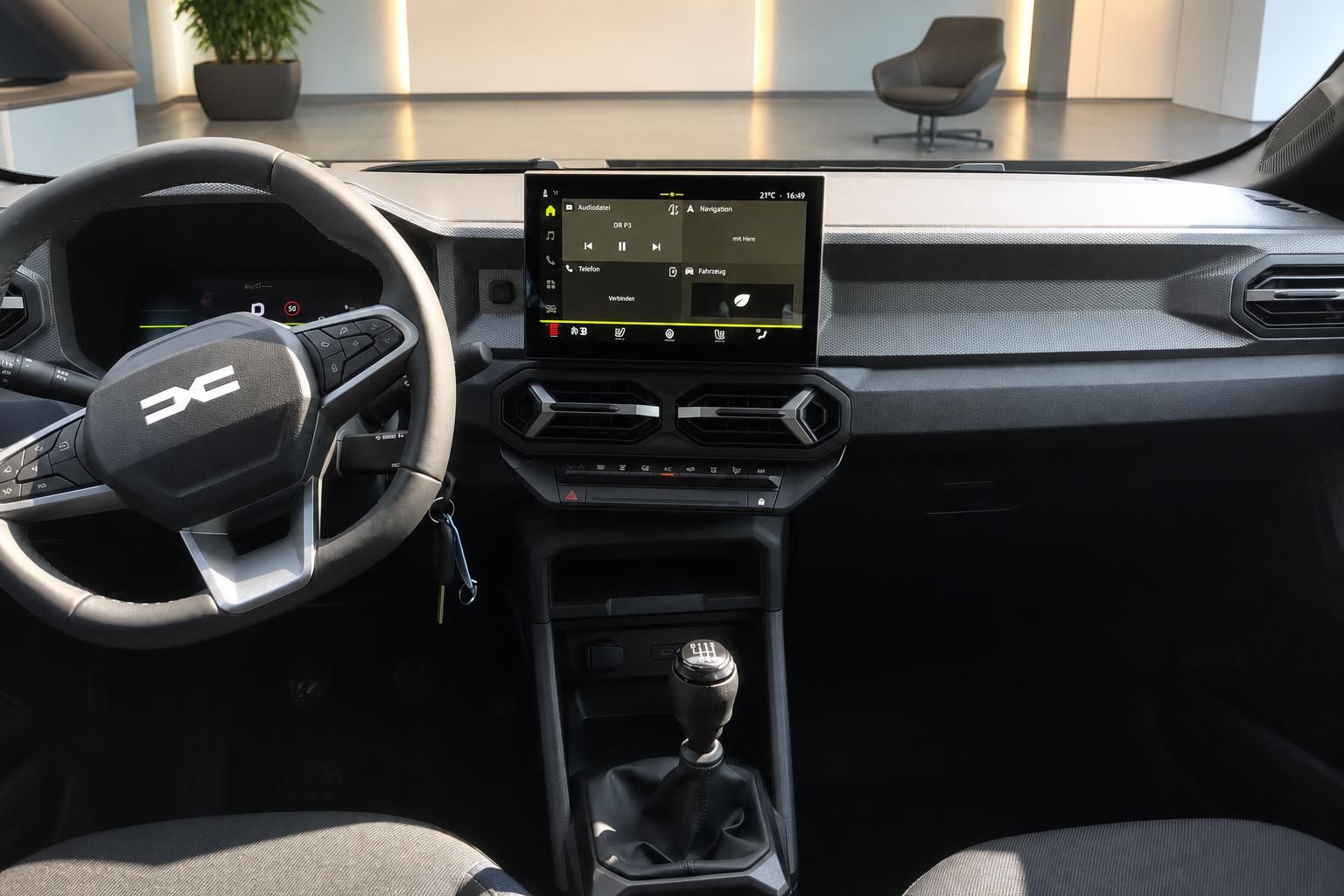 Dacia Duster Cockpit mit Touchscreen und Schaltknauf im Fokus