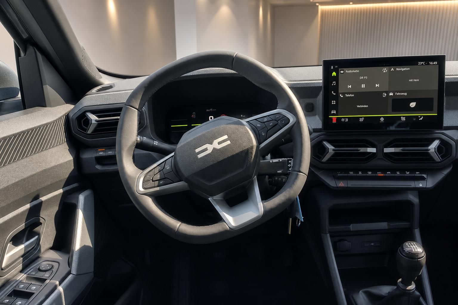 Cockpit mit Lenkrad und Infotainment-Display im Fahrzeug