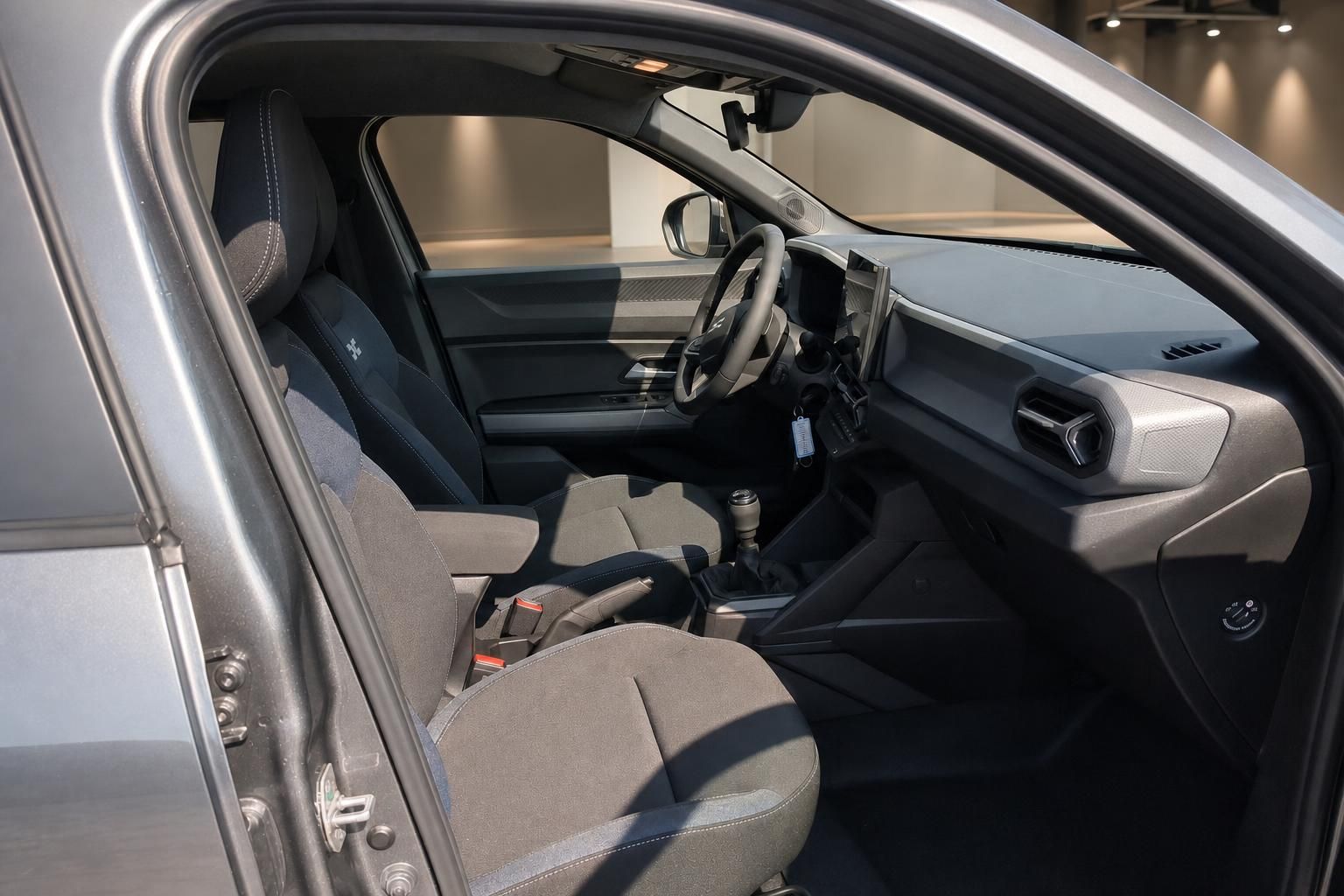 Fahrzeug Innenraum mit Blick auf Cockpit und Vordersitze