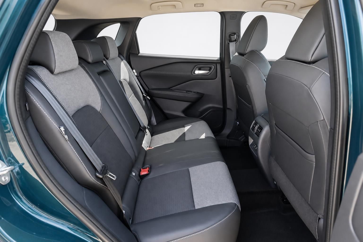 Innenraum mit Blick auf die Rücksitze und Lederausstattung eines SUV