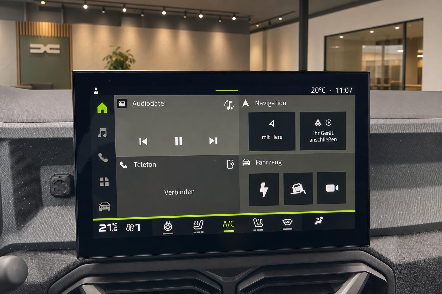 Infotainment-Touchscreen im Fahrzeug mit Navigation und Klimabedienung