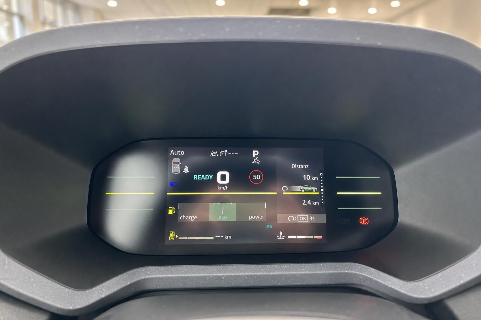 Digitales Kombiinstrument mit Tempolimit-Anzeige und Ladestand im Fahrzeugcockpit