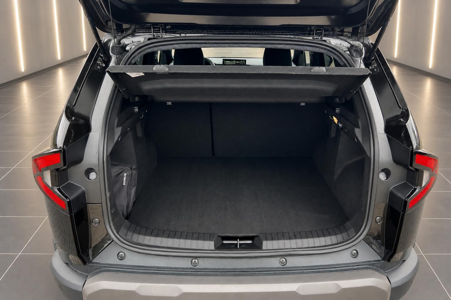 Geöffneter Kofferraum eines SUV mit viel Ladefläche und Rücklichtern