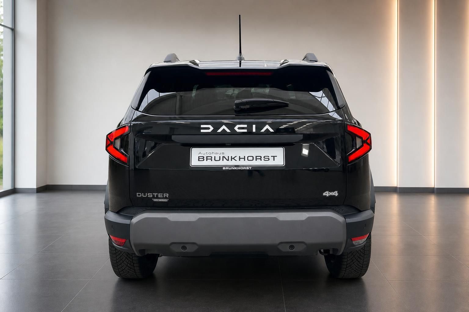 Dacia Duster Hybrid 4x4 schwarz Heckansicht im Autohaus Brunkhorst